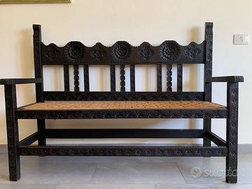 Mobili sardi in castagno intagliati a mano