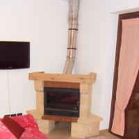 Caminetto a legna con rivestimento