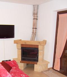 Caminetto a legna con rivestimento