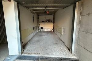 Si propone box in zona porto