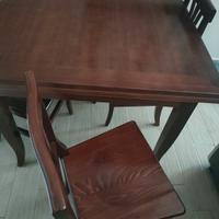 tavolo in legno con 4 sedie