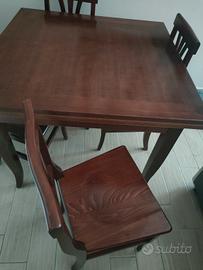 tavolo in legno con 4 sedie