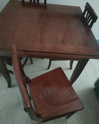 tavolo in legno con 4 sedie