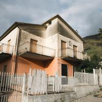 Casa indipendente con pozzo e giardino