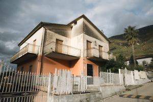 Casa indipendente con pozzo e giardino