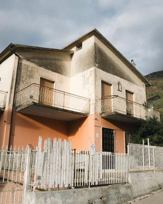 Casa indipendente con pozzo e giardino