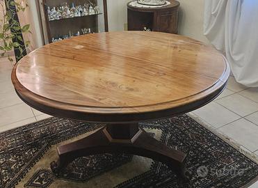 Tavolo rotondo antico in noce.