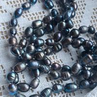 collana con perle barocche scure 