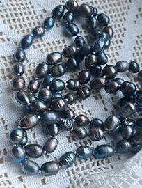 collana con perle barocche scure 