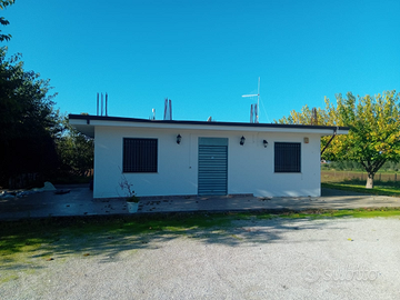 Stabile con giardino