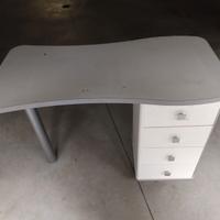 piccola  scrivania con 4 cassetti