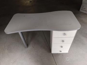 piccola  scrivania con 4 cassetti