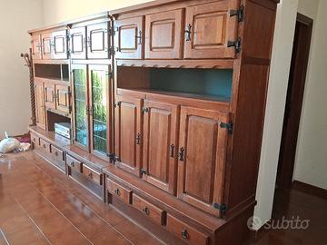 Mobili in legno massello. 