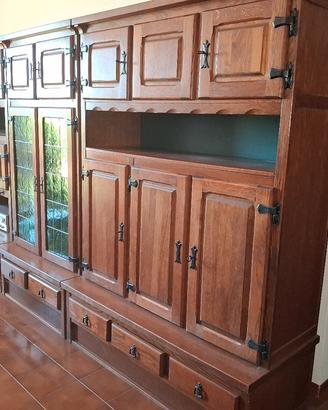 Mobili in legno massello. 