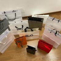 Borse in carta di diverse marche di lusso