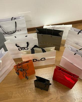 Borse in carta di diverse marche di lusso