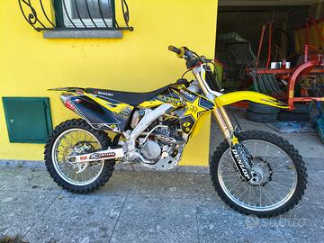 Suzuki RMZ 250 del 2008 scarico yoshimura