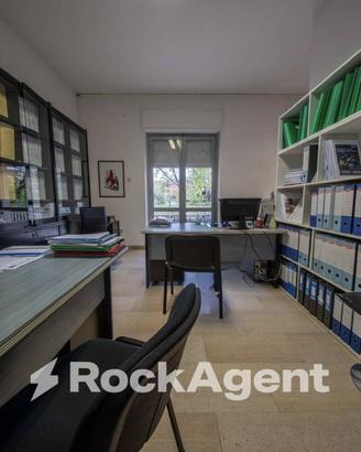 AMPIO APPARTAMENTO CON TERRAZZA IN PICCOLA PALAZZI