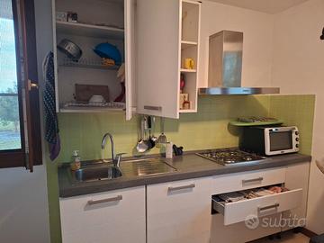 CUCINA e DIVANO LETTO CON CONTENITORE