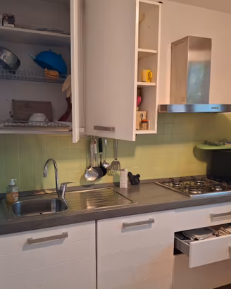 CUCINA e DIVANO LETTO CON CONTENITORE