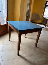 Tavolo quadrato azzurro 