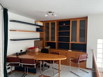 Studio in legno con le sedie