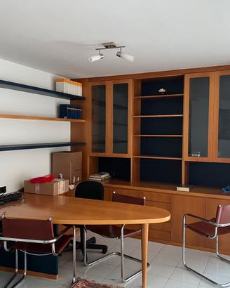 Studio in legno con le sedie