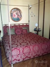 Letto imbottito baldacchino.