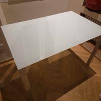 Tavolo Ricci casa in vetro e gambe acciaio