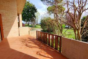 Villa di 300 m² con più di 5 locali e box auto dop