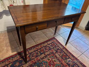 Scrivania tre cassetti