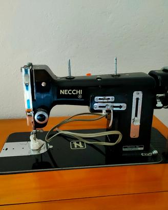 Macchina da cucire Necchi vintage funzionante 