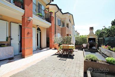 VILLA A SCHIERA A SAN MAURO PASCOLI