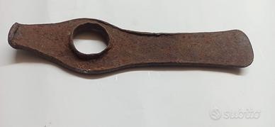 Antica testa da piccone o martello militare