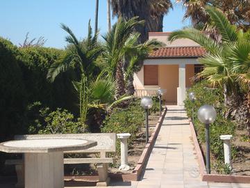 Villa fronte mare con ampio giardino e parcheggio