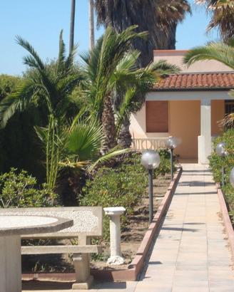 Villa fronte mare con ampio giardino e parcheggio