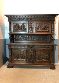 Credenza doppio corpo intagliata scene medioevali