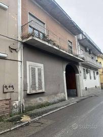 Casa indipendente di 400 m² con 4 locali e box aut