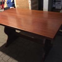 Tavolo in legno massello – Elegante e resistente