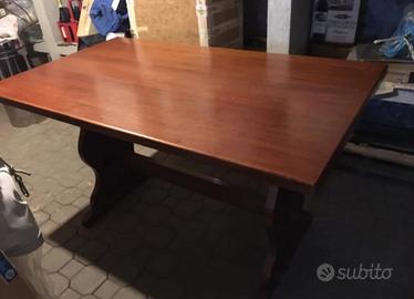 Tavolo in legno massello – Elegante e resistente