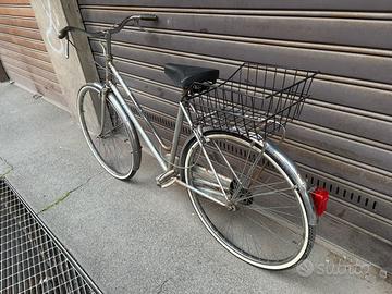 Bici da donna con cestino