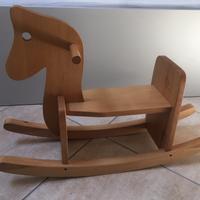 Cavallo a dondolo in legno