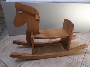 Cavallo a dondolo in legno