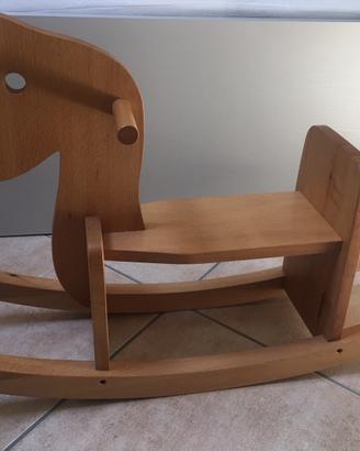 Cavallo a dondolo in legno