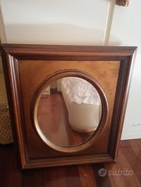 specchio classico con cornice dorata 