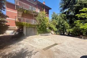 Villa Bifamiliare con Terreno in Via Pennini