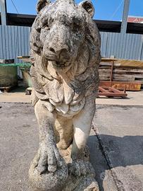 Scultura leone seduto