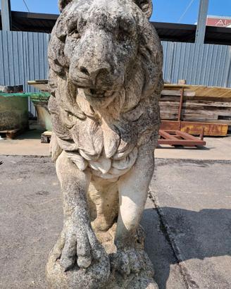 Scultura leone seduto