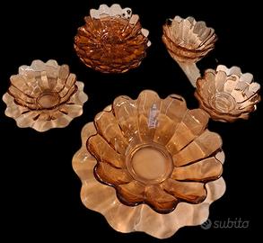 servizio vintage in vetro pressato color ambra