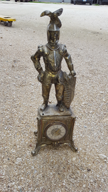 Orologio da camino o esposizione con guerriero